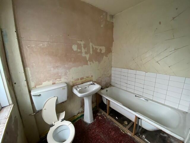 DOWNSTAIRS BATHROOM T202502201629.jpg