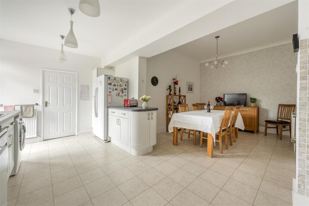 Chingford Avenue E4