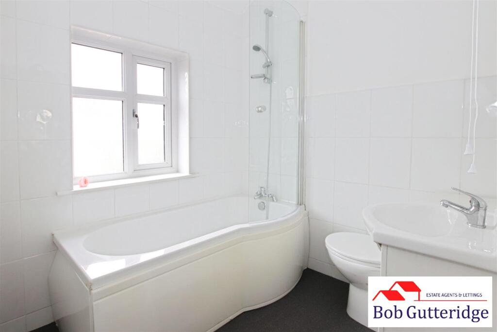 FIRST FLOOR BATHROOM