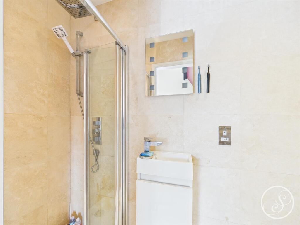 Bed 1 En-suite