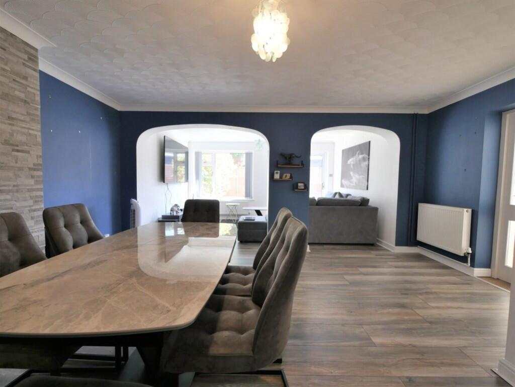 SITTING AND DININ...