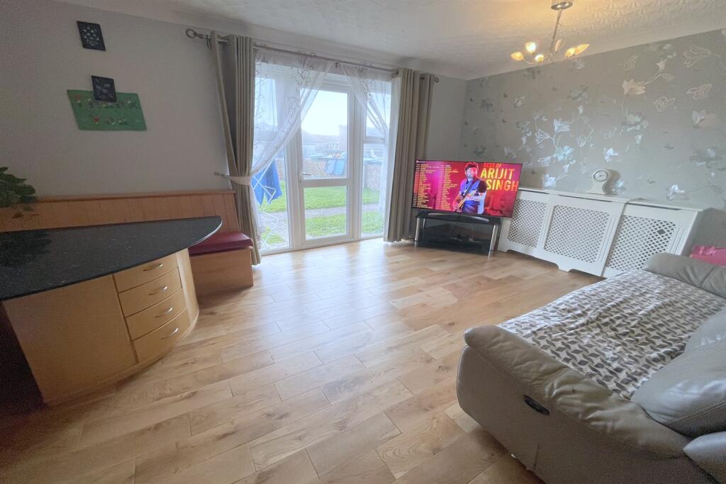 Open plan lounge/kit