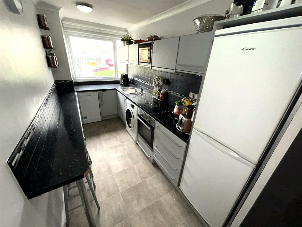FITTED KITCHEN