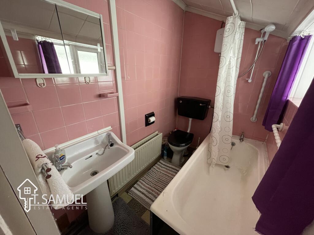 Downstairs bathroom a.JPG