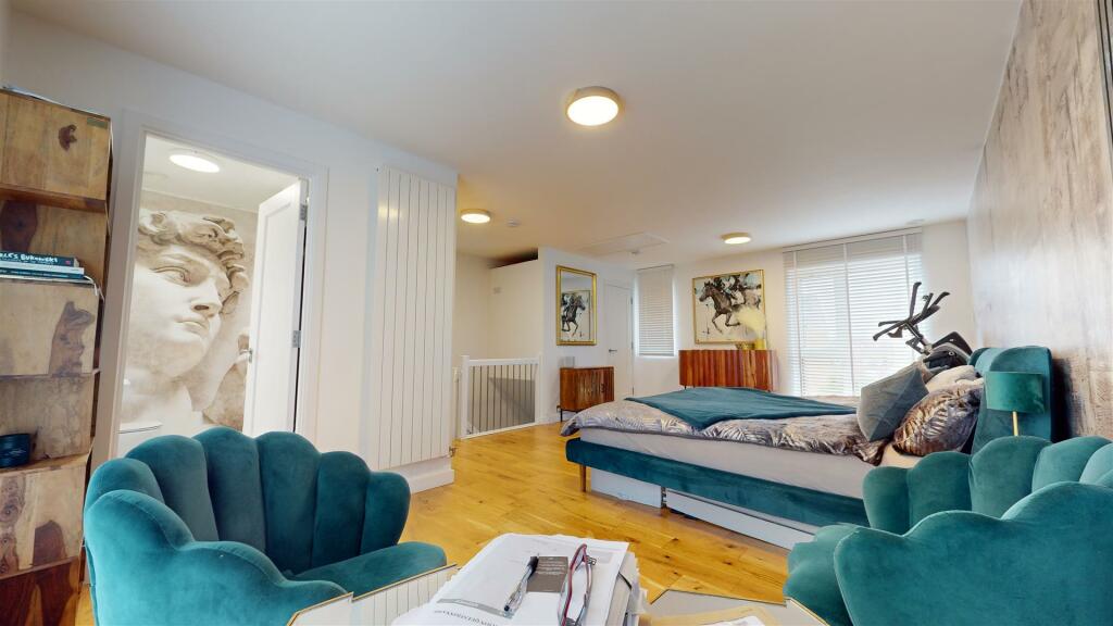 MASTER BEDROOM SUITE