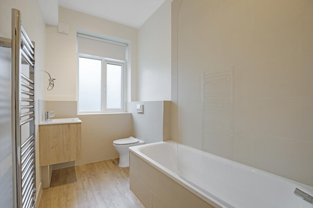 6.BATROOM.jpg