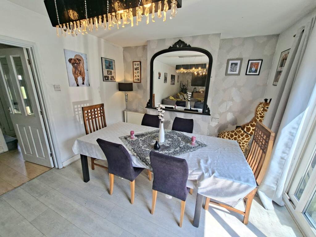 LOUNGE/ DINING ROOM