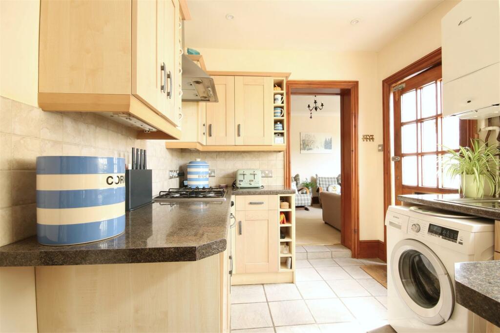 Kitchen 2.JPG