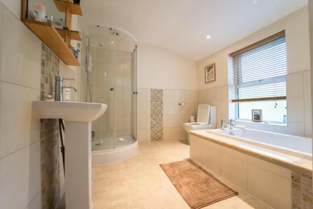 Rivermead - Bathroom 3.jpg