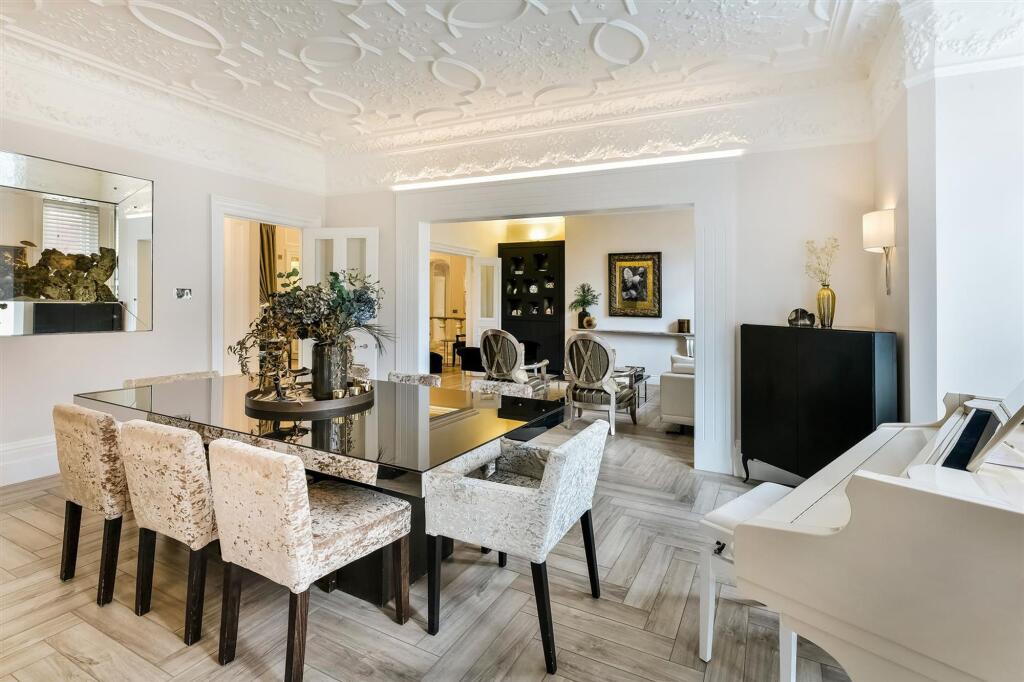 Knightsbridge Luxury  Flat 30, Wellington Court (16).jpg