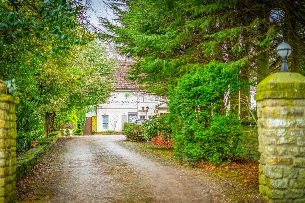 24235 East Ayton Lodge Hotel-003.jpg