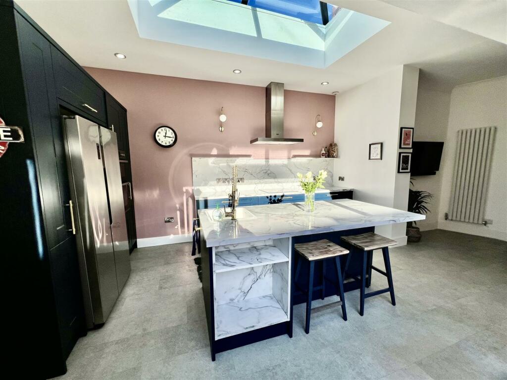 KITCHEN/BREAKFAST/SEATING AREA