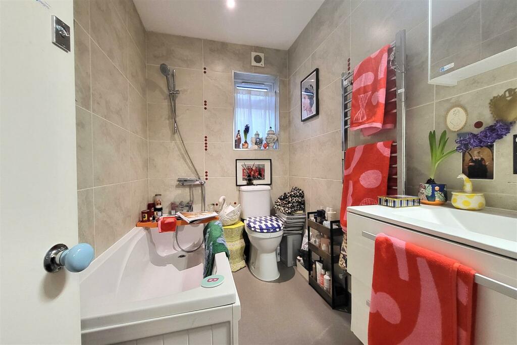 DOWNSTAIRS BATHROOOM: