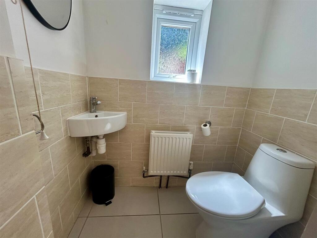 26 Union Street cloakroom.jpg