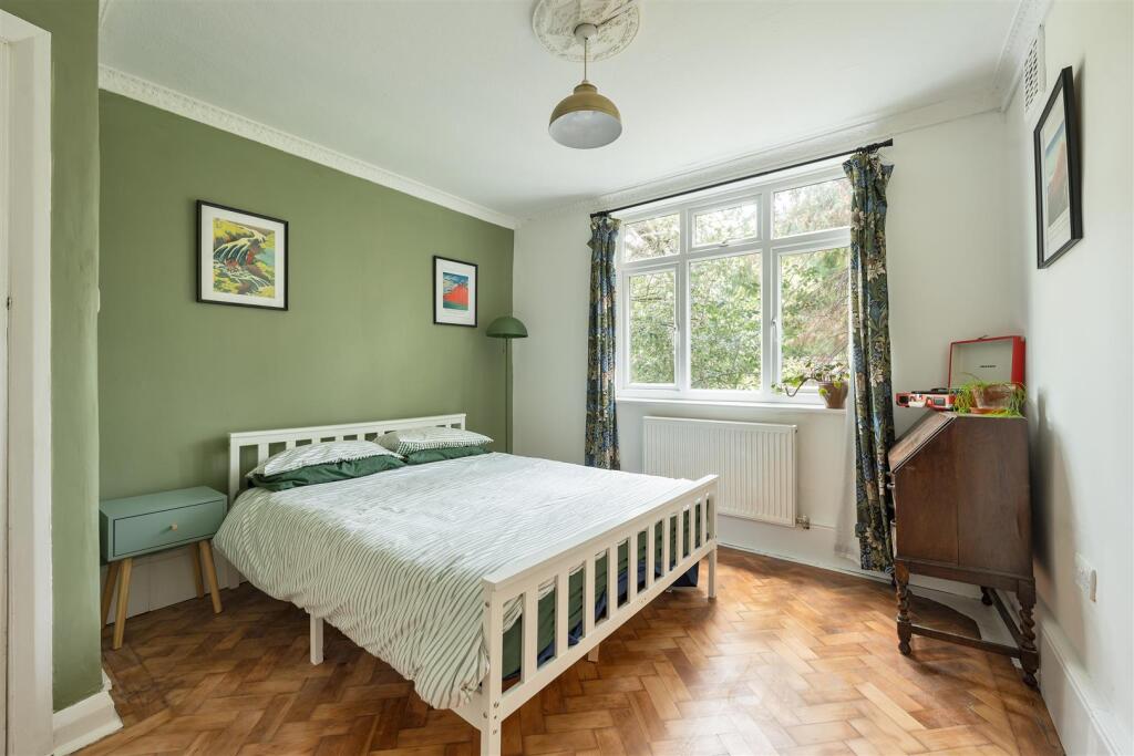 Onslow Gardens, E18