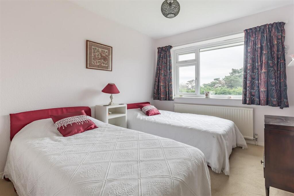 15 Ravensmere  (18).jpg