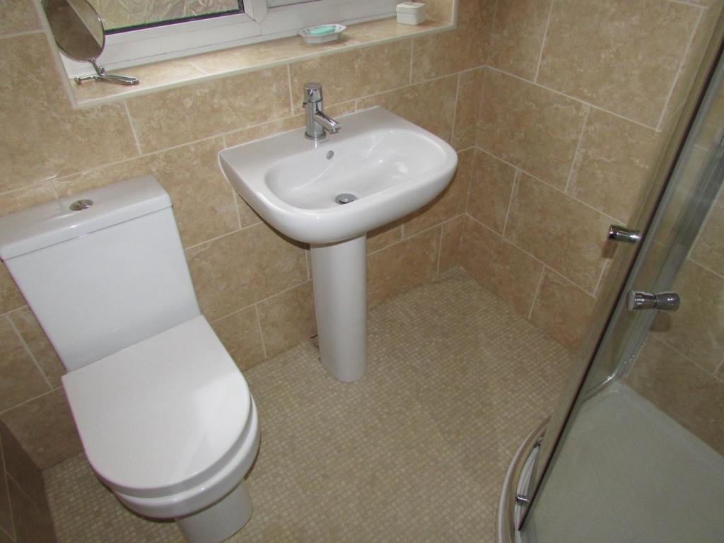 MasseyAve19bath1.JPG