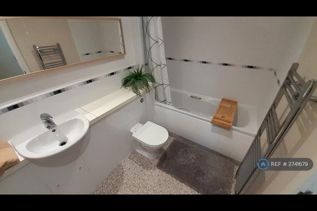 Main Bathroom (With Shower)