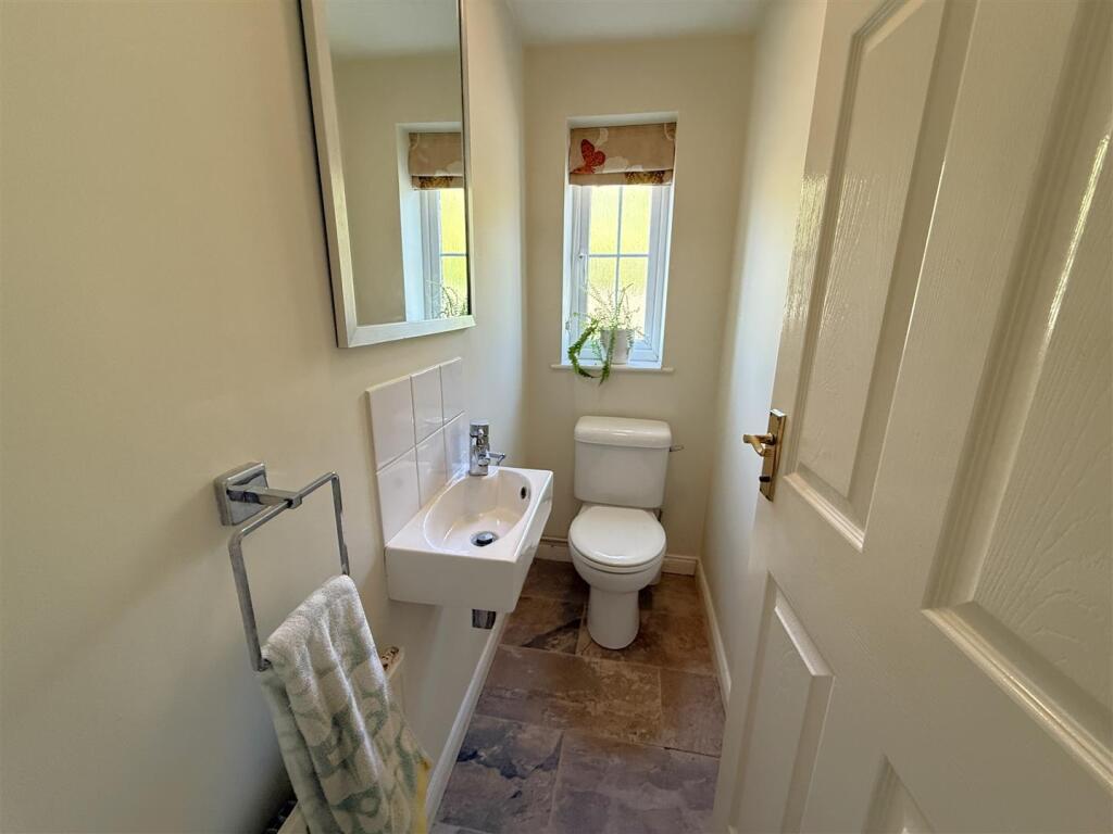 Downstairs WC.JPG