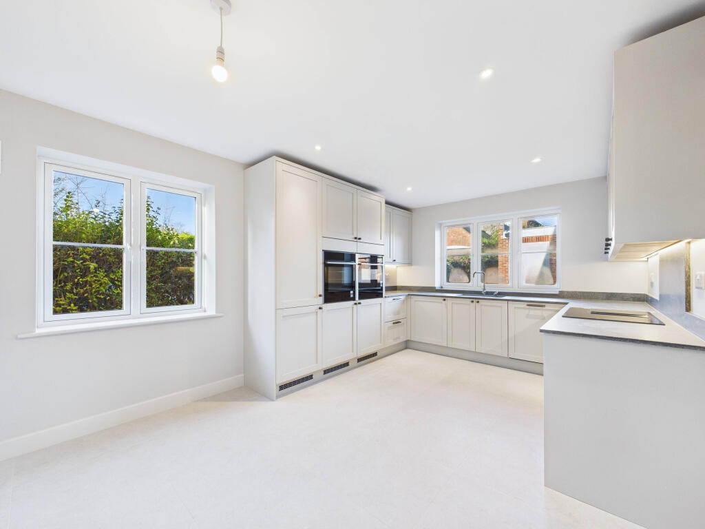 CAM01354G0-PR0625-STILL001