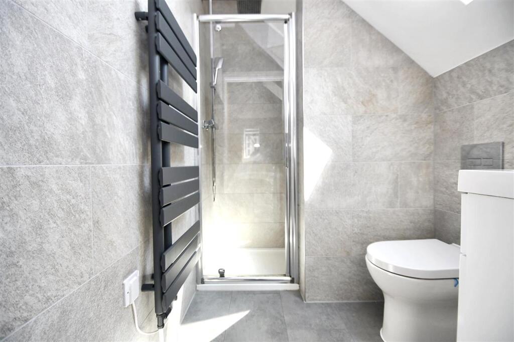 EN-SUITE SHOWER ROOM