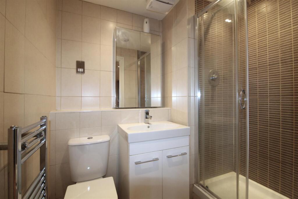 e en-suite bathroom.JPG