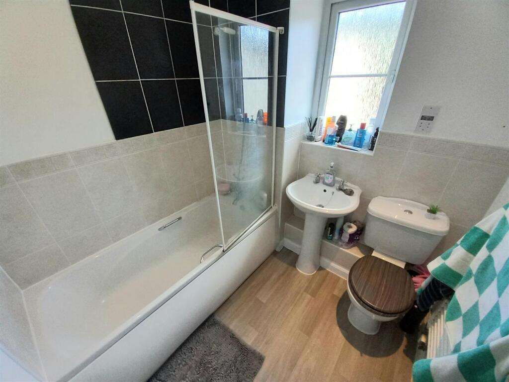 27 Buckland Bathroom.jpg