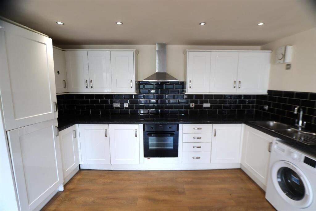 Kitchen (2).JPG