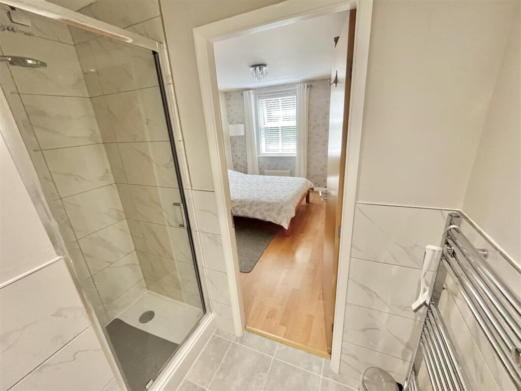 En Suite Shower Room Aspect 2
