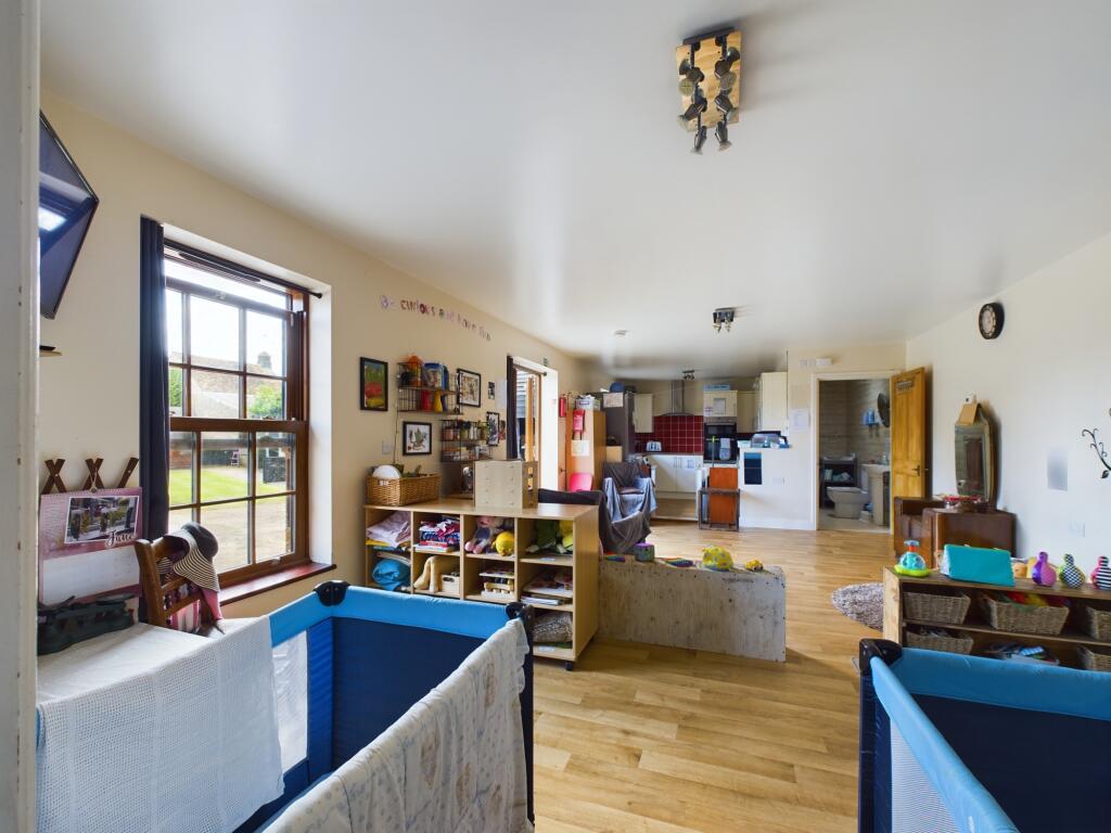 CAM02519G0-PR0134-STILL010