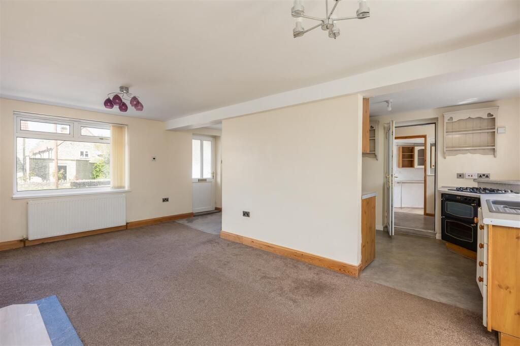 Manor Drive 68 Sitting Room-2.jpg
