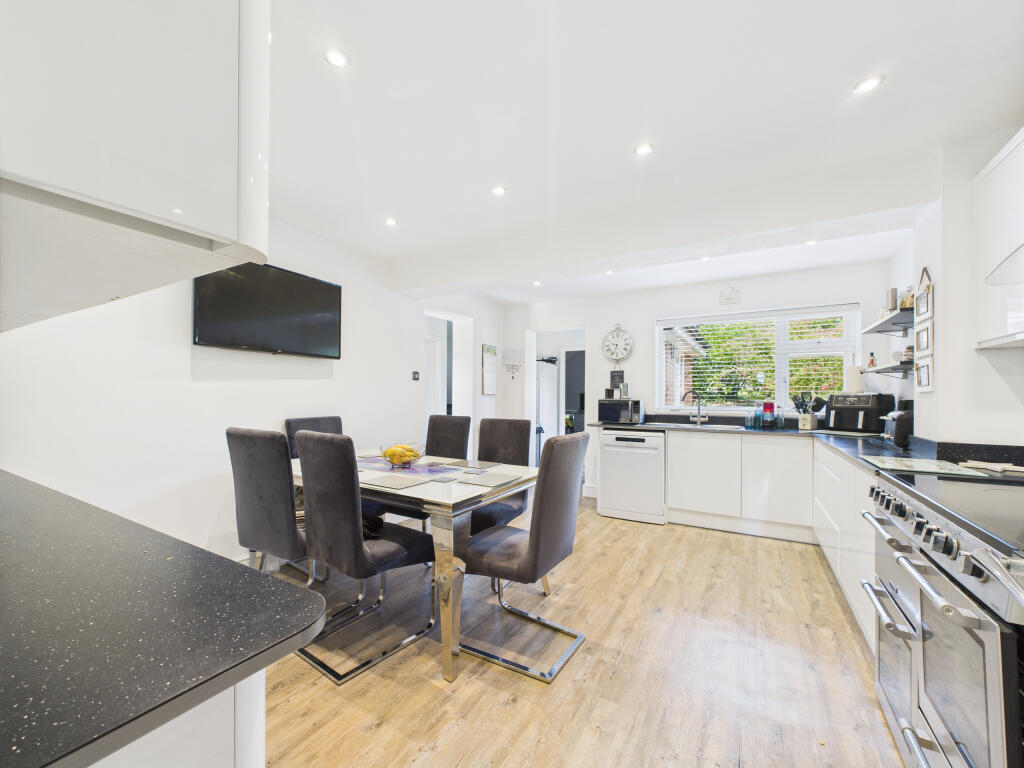 CAM02909G0-PR0434-STILL004