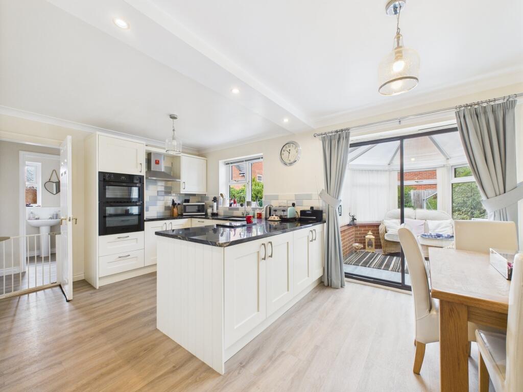 open plan kitchen/diner