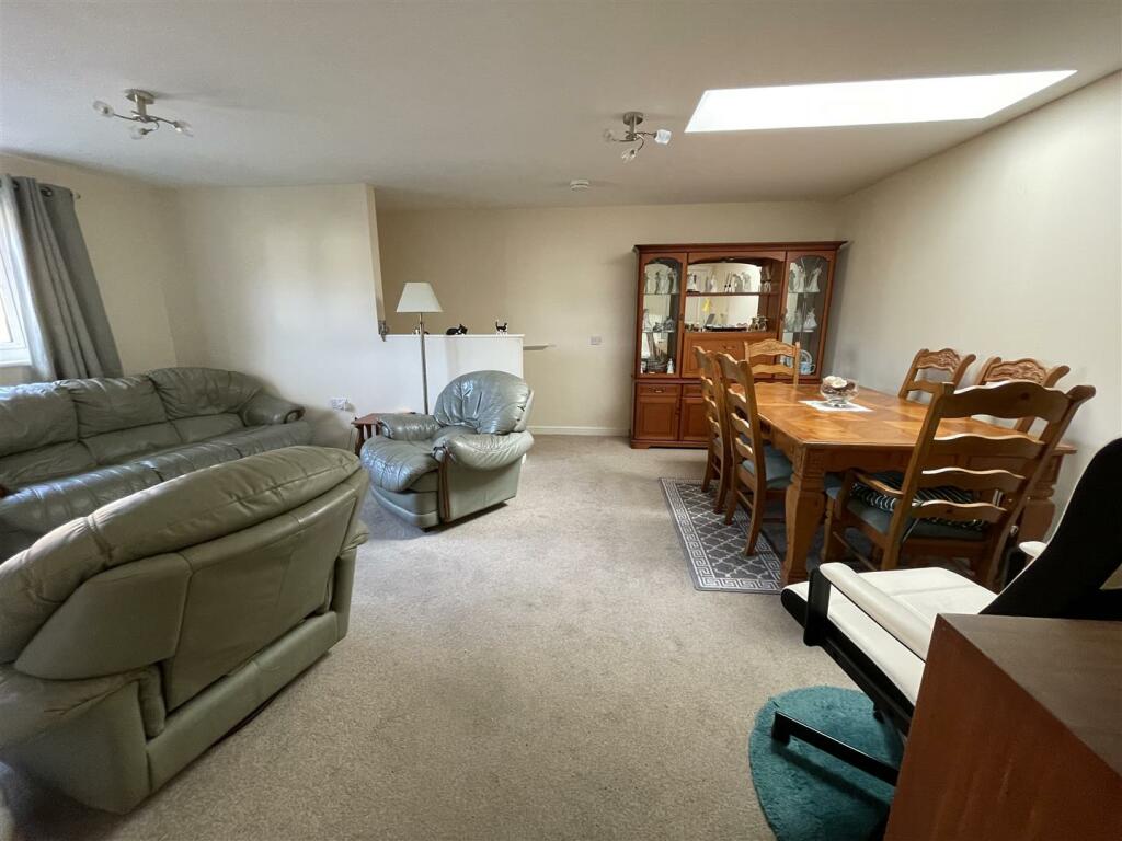 Lounge a.JPG