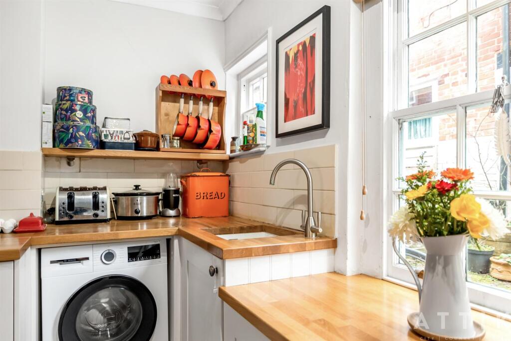 6B Chediston Street, Halesworth IP19 8BE (23).jpg