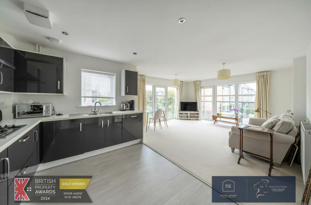 Kitchen &amp; Lounge.