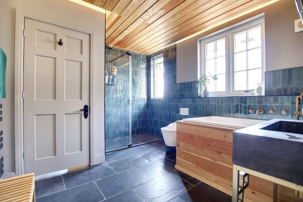 En-suite to the Master Bedroom