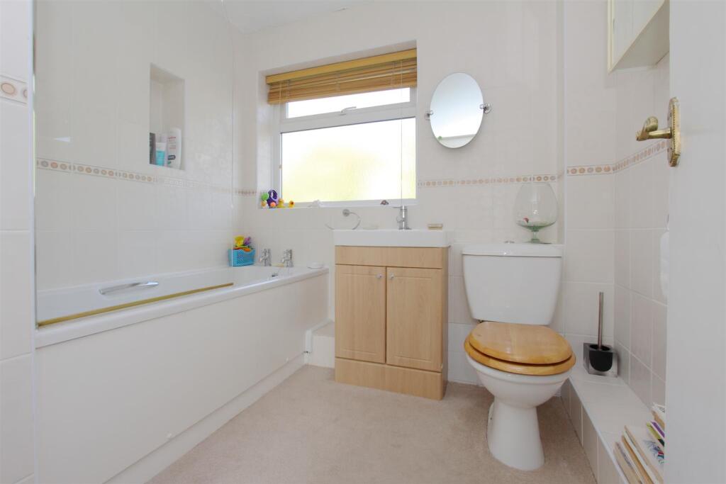 14 manor close PH16.JPG