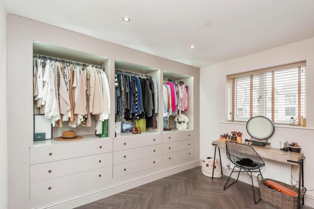 BEDROOM/DRESSING ROOM