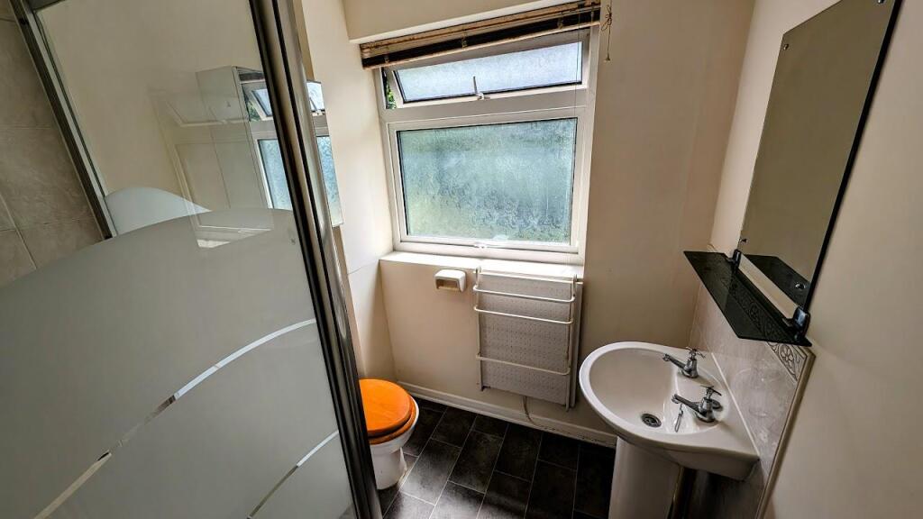 61 Canterbury Close shower room.jpg