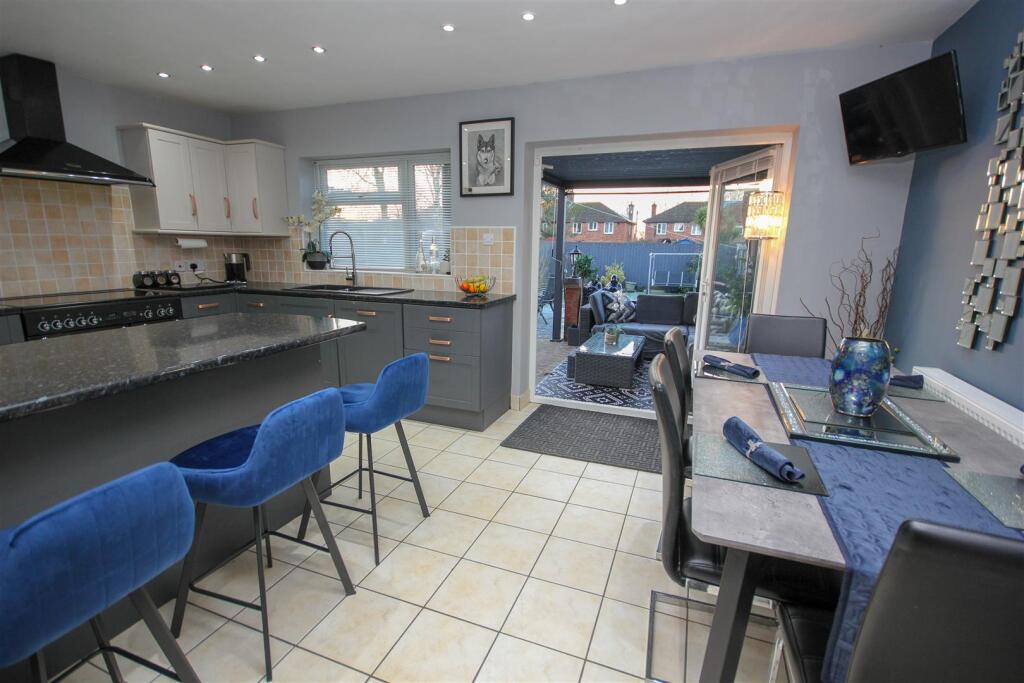 Kitchen Diner to Garden.jpg