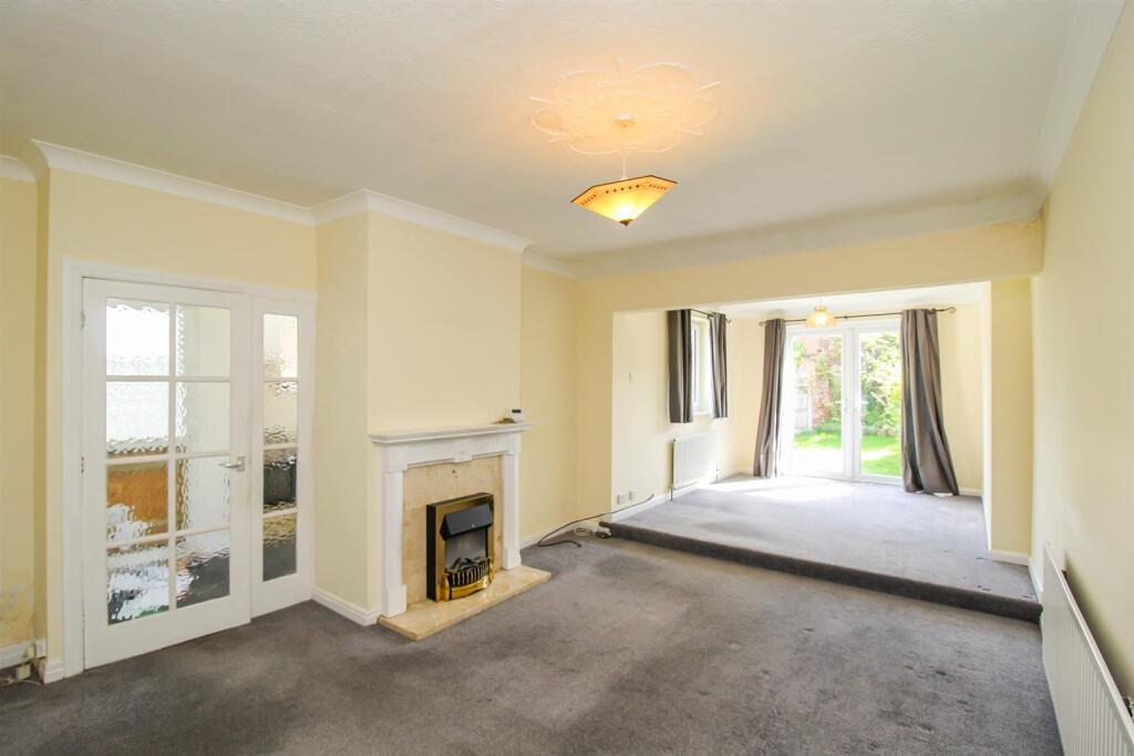 LOUNGE/DINING ROOM