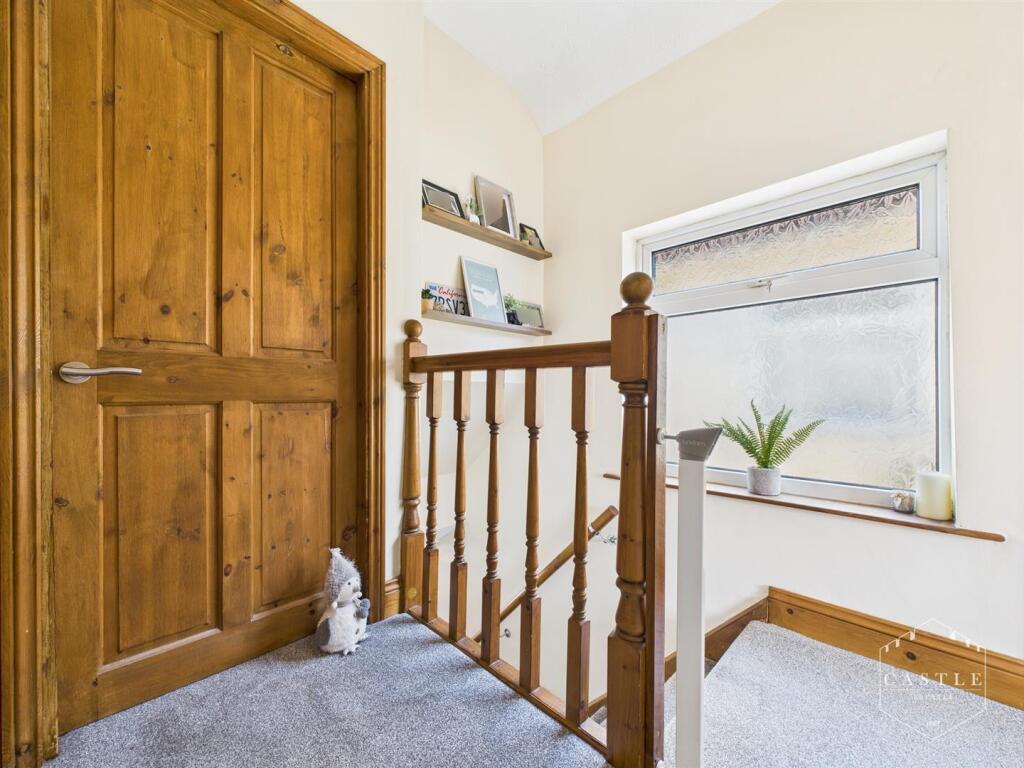 FIRST FLOOR LANDING