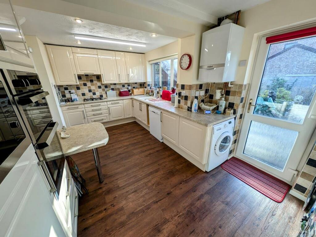 20 Hampden Close kitchen 2.jpg