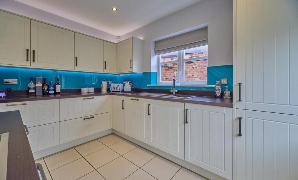 L SHAPED OPEN PLAN LIVING DINING KITCHEN