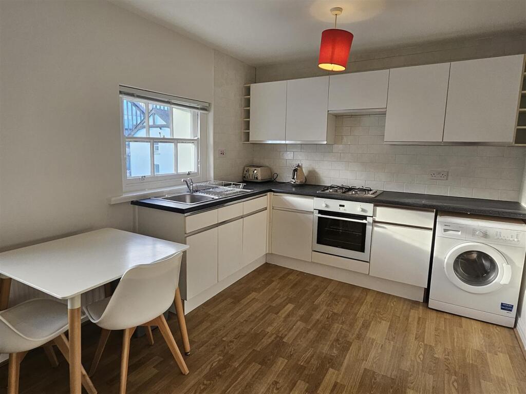 OPEN PLAN LOUNGE/KITCHEN