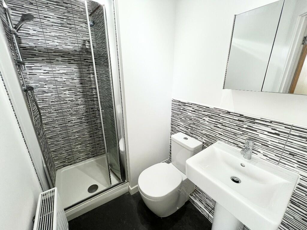 EN-SUITE BATHROOM 1