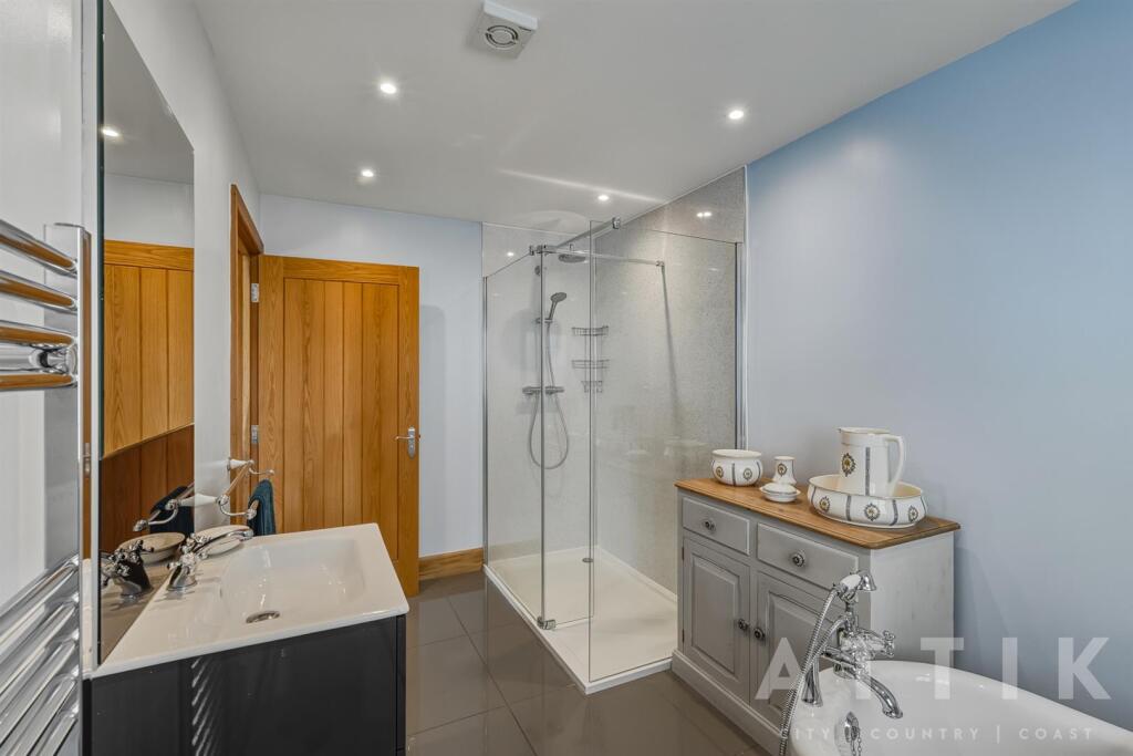 05 Bathroom.jpg