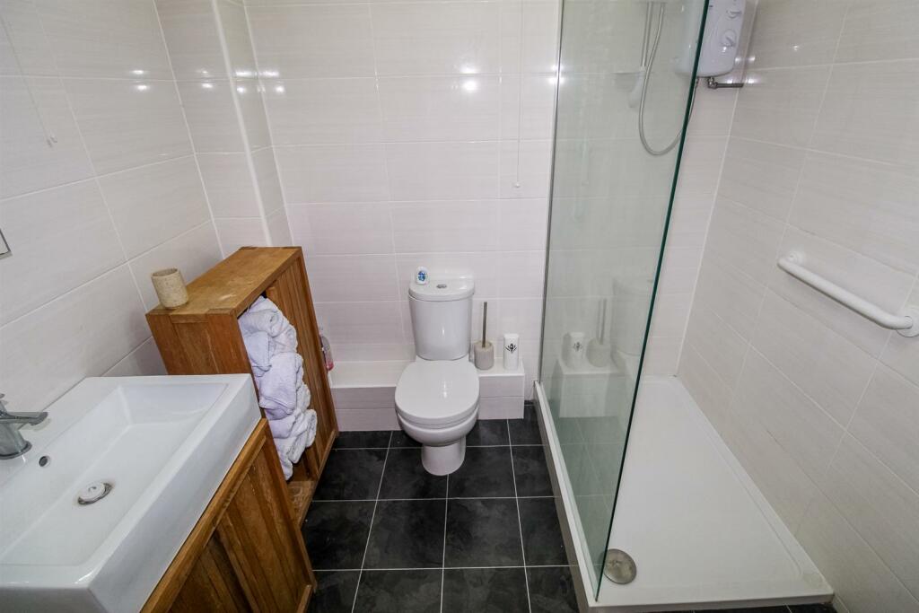 SHOWER ROOM/W.C.