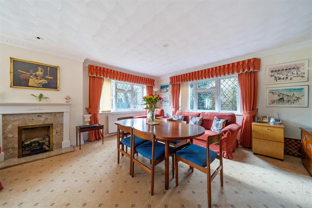 Lounge/Dining Room: